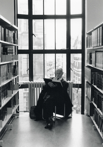 406511 Afbeelding van een leesplek op de eerste verdieping van de Centrale Bibliotheek (Oudegracht 167) te Utrecht.